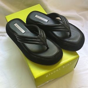 Gianni Bini Black Chunky Flip Flops Wesley